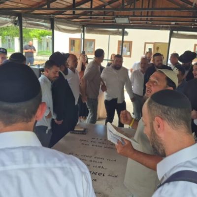 הרב בפלא יועץ מתפללים על כלל ישראל